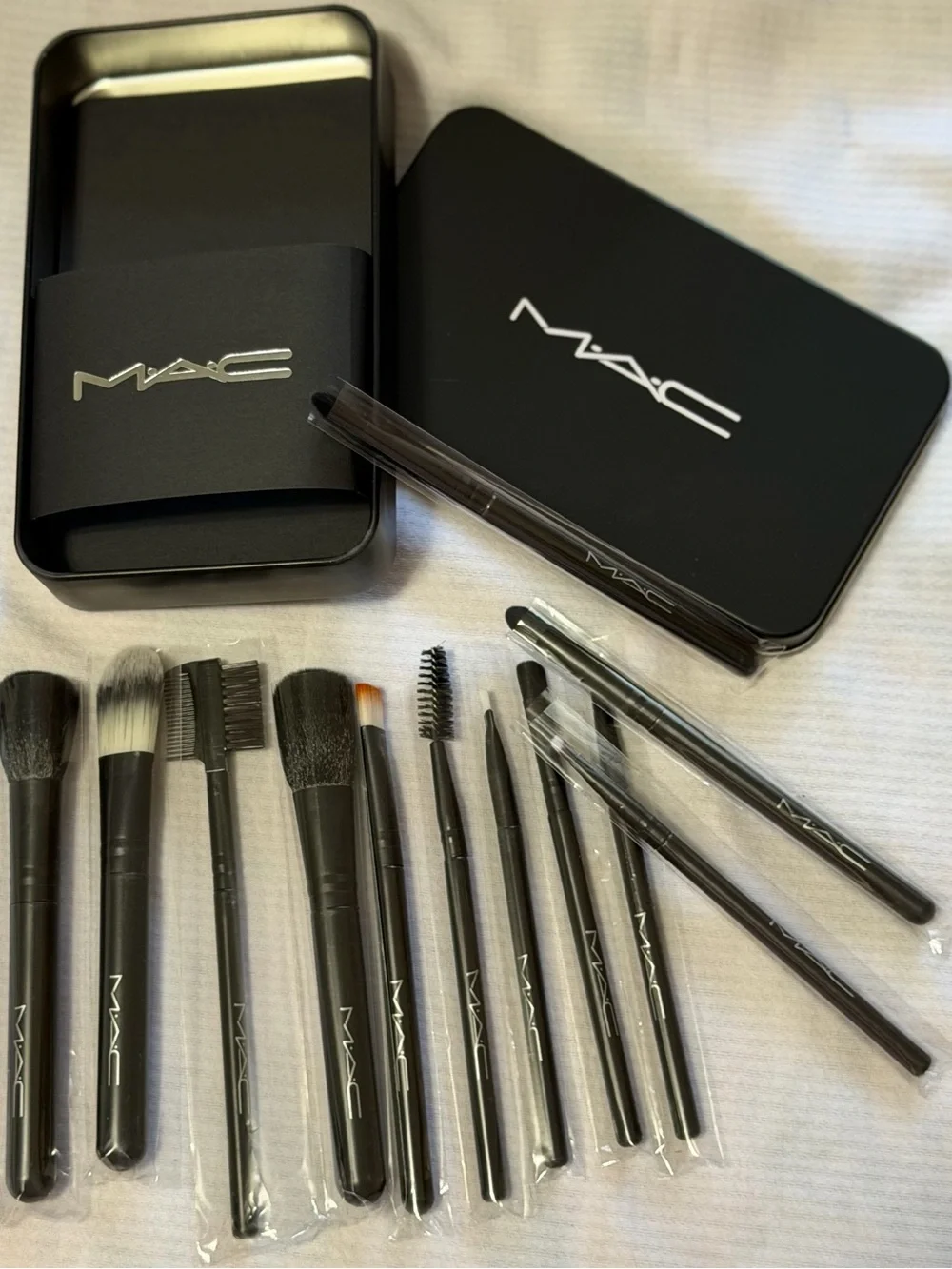 MAC Black 12pc. Makeup Brush Set in tin